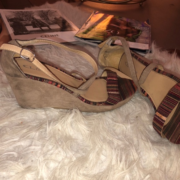 Tan Wedges with design - Picture 4 of 4